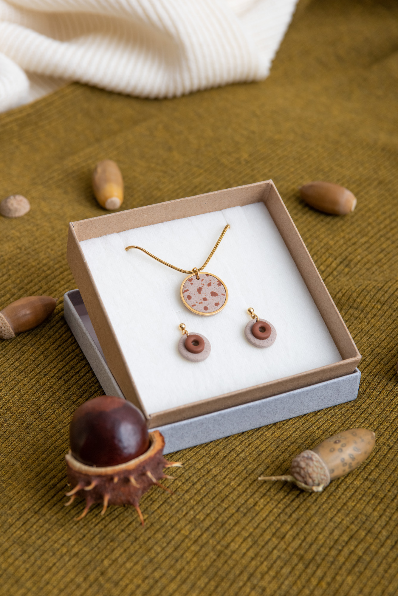 Handmade Jewelry Maleni Atelier Set round brown terrazzo necklace with double circle brown earrings with cinnamon