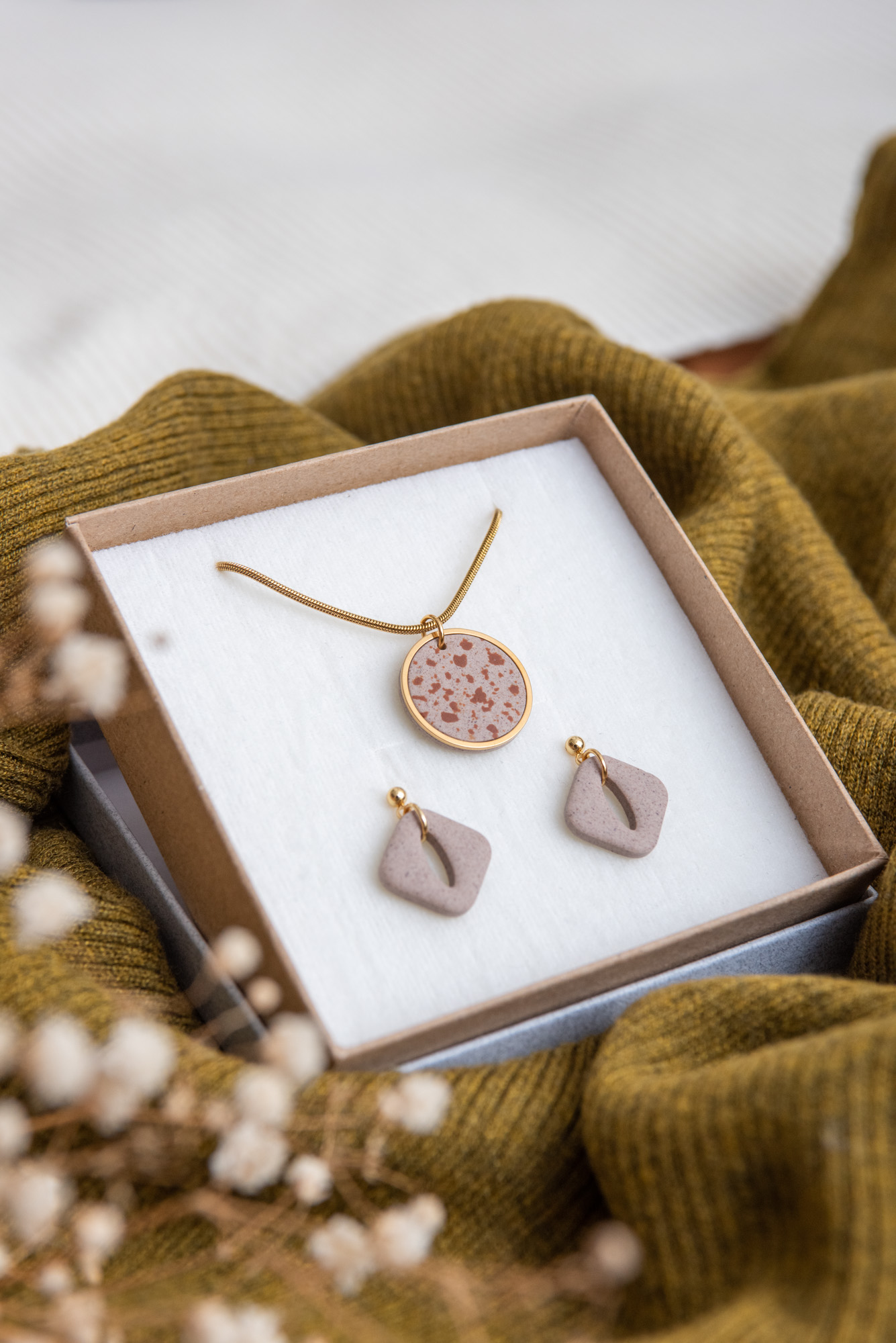 Handmade Jewelry Maleni Atelier Necklace Cinnamon Brown Terrazzo Gold Chain Pendant with Earrings Cinnamon Light Gray Square with Ellipse hole Gold Ear Pins