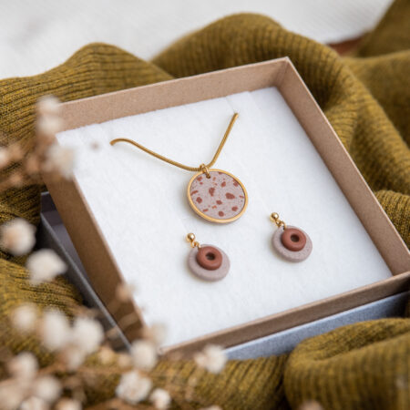 Handmade Jewelry Maleni Atelier Set round brown terrazzo necklace with double circle brown earrings with cinnamon
