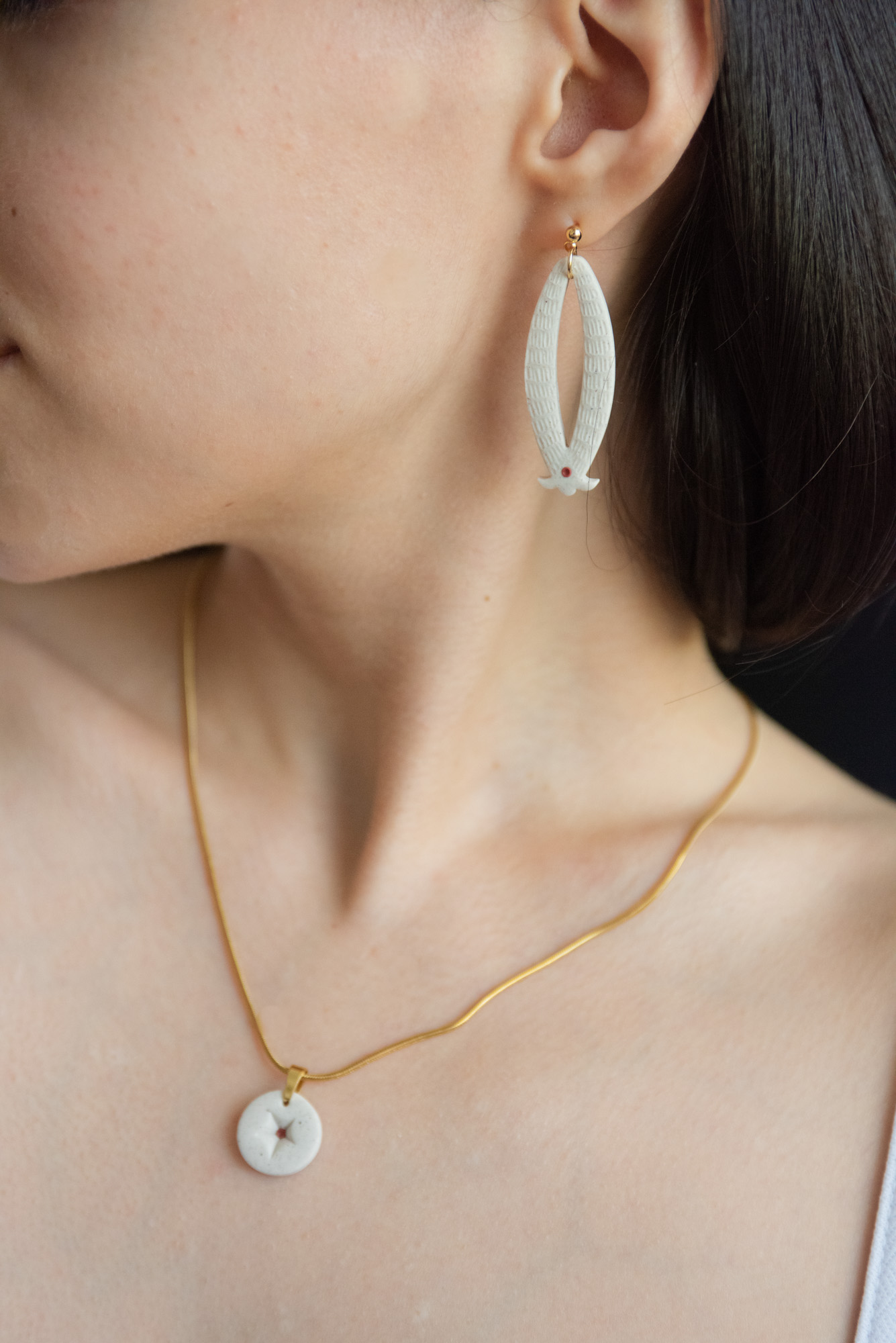 Handmade Jewelry Maleni Atelier Set white ellipse earrings and round necklace with cinnamon red dot