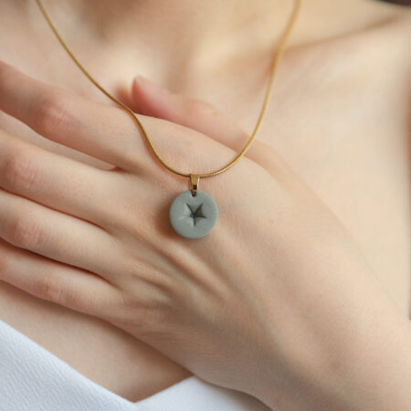 Handmade Jewelry Maleni Atelier Necklace Grey round indent necklace with cinnamon black dot