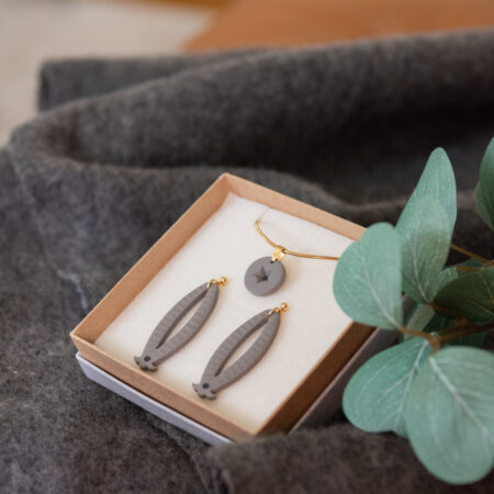 Handmade Jewelry Maleni Atelier Set grey ellipse earrings and round necklace with cinnamon black dot