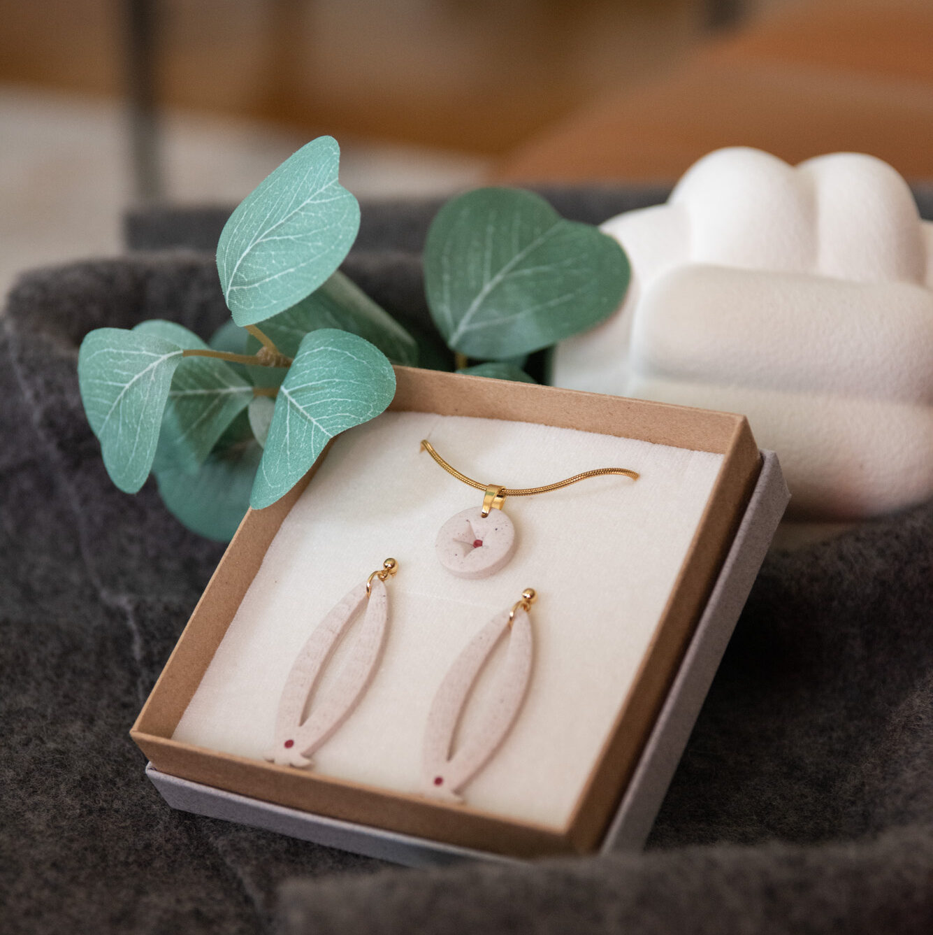 Handmade Jewelry Maleni Atelier Set white ellipse earrings and round necklace with cinnamon red dot