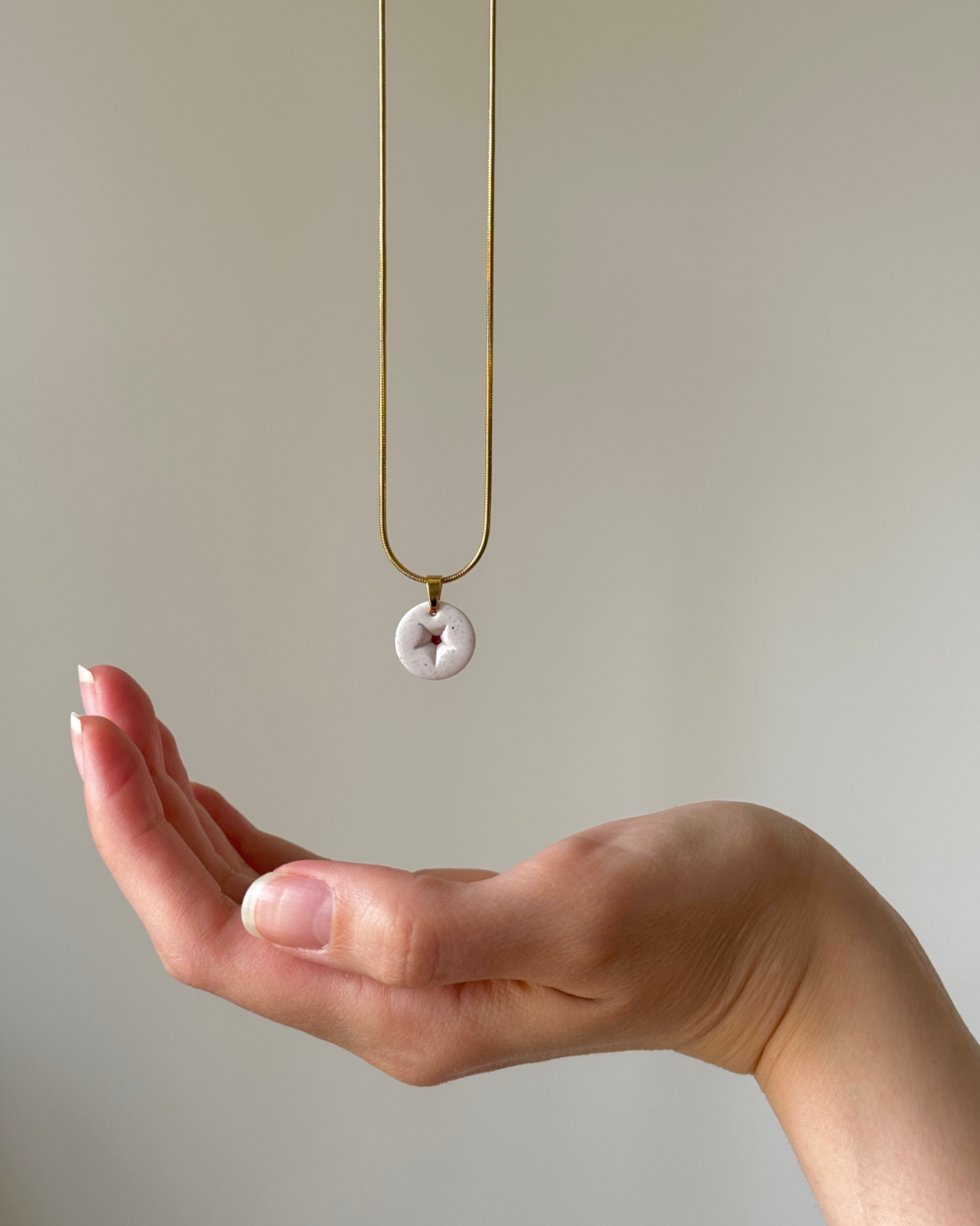 White round indent necklace with cinnamon red dot - Image 3