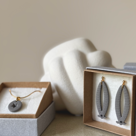 Handmade Jewelry Maleni Atelier Set grey ellipse earrings and round necklace with cinnamon black dot
