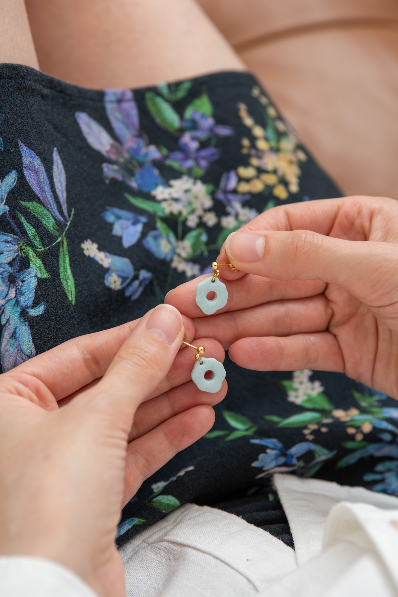 Handmade Jewelry Maleni Atelier Light blue organic earrings with cinnamon