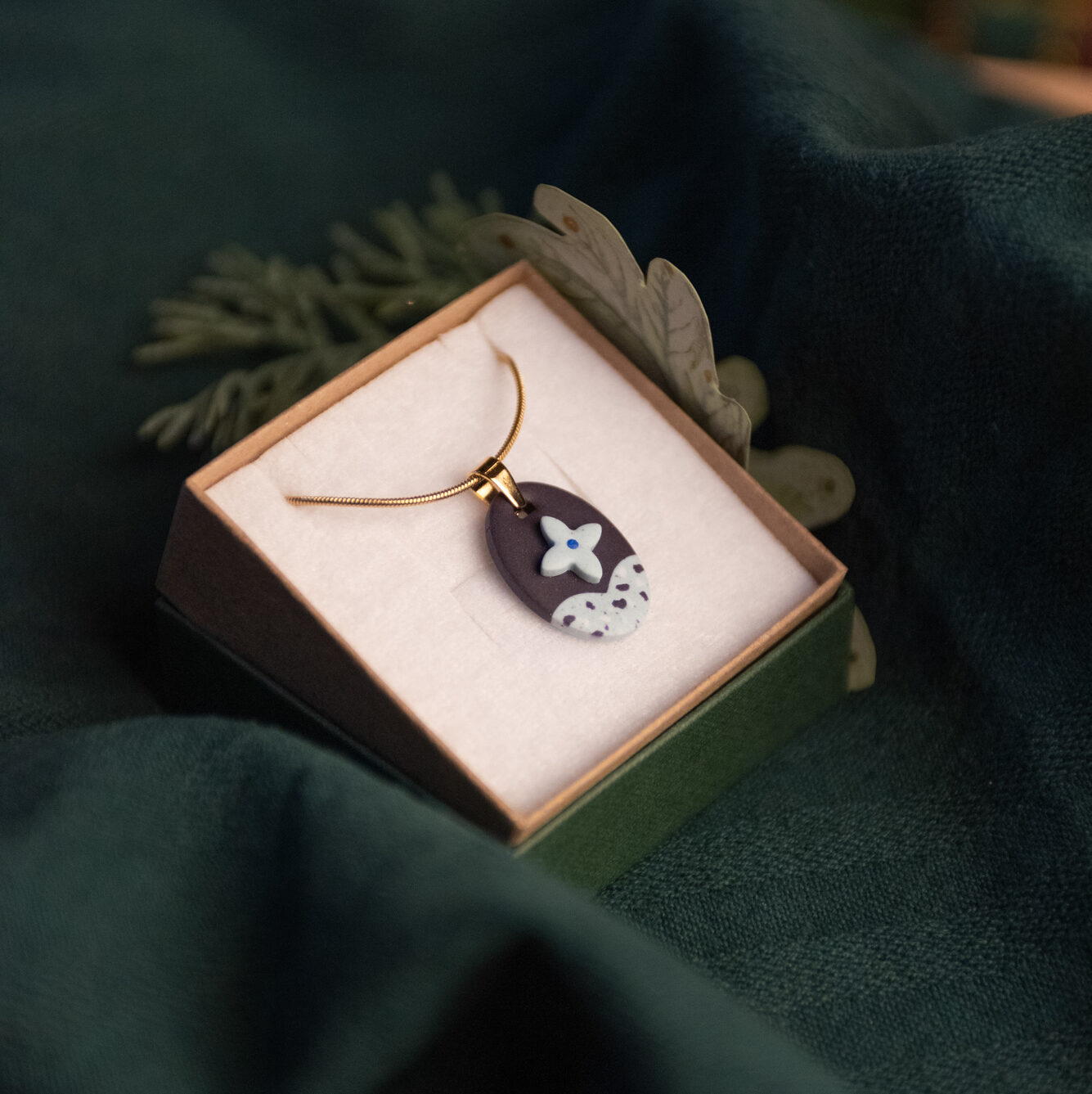 Handmade Jewelry Maleni Atelier "Night" medallion with cinnamon (classic chain)