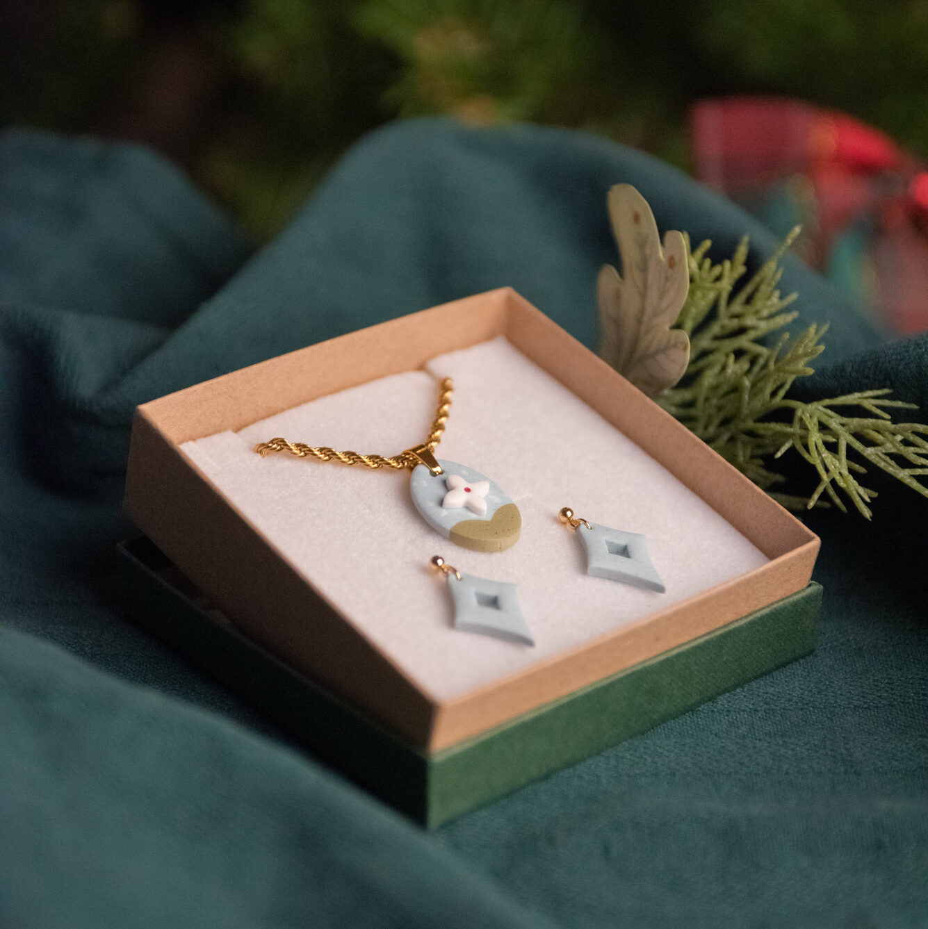 Handmade Jewelry Maleni Atelier Set "Day" medallion with blue spark earrings with cinnamon (rope chain)
