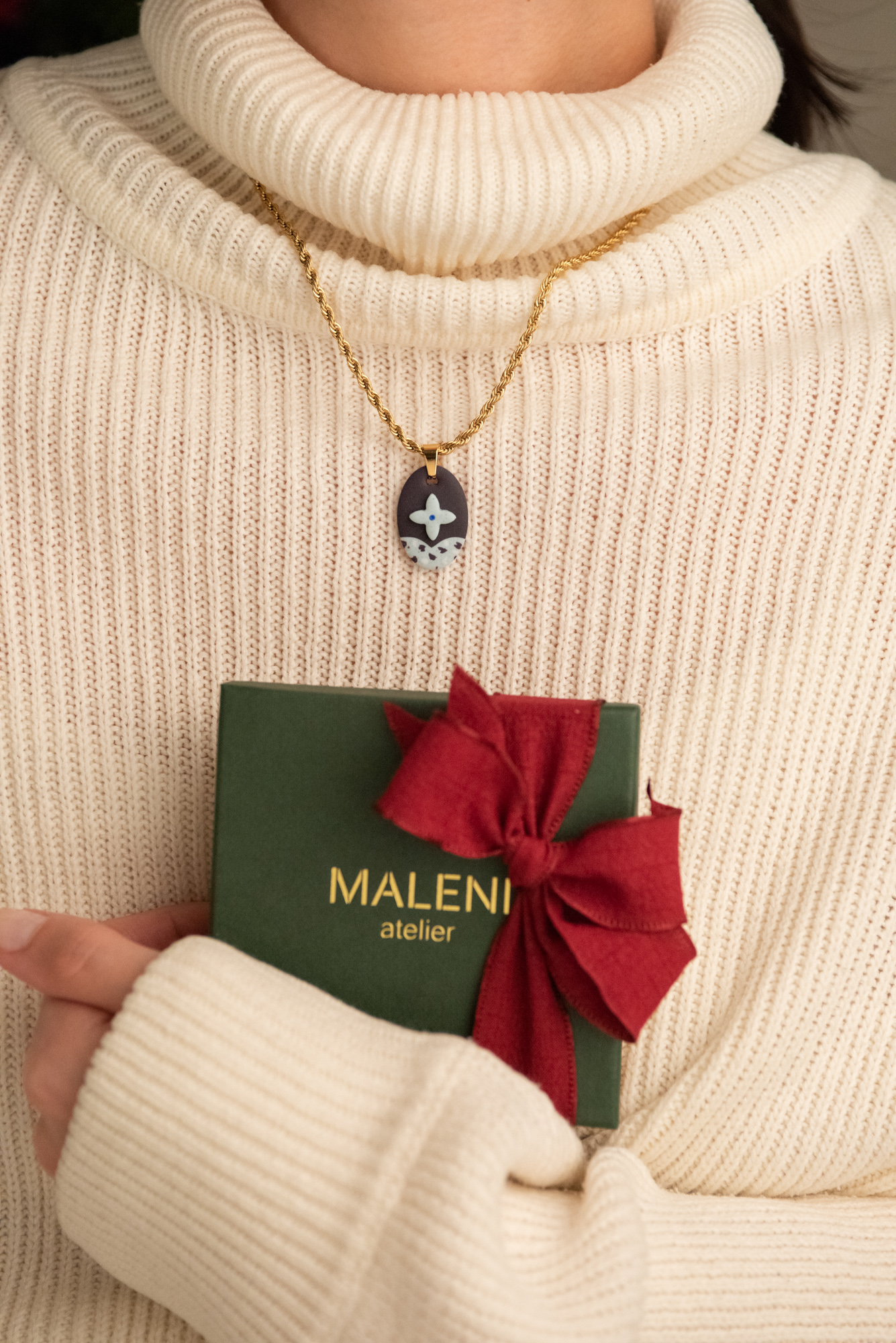 Handmade Jewelry Maleni Atelier "Night" medallion with cinnamon (rope chain)