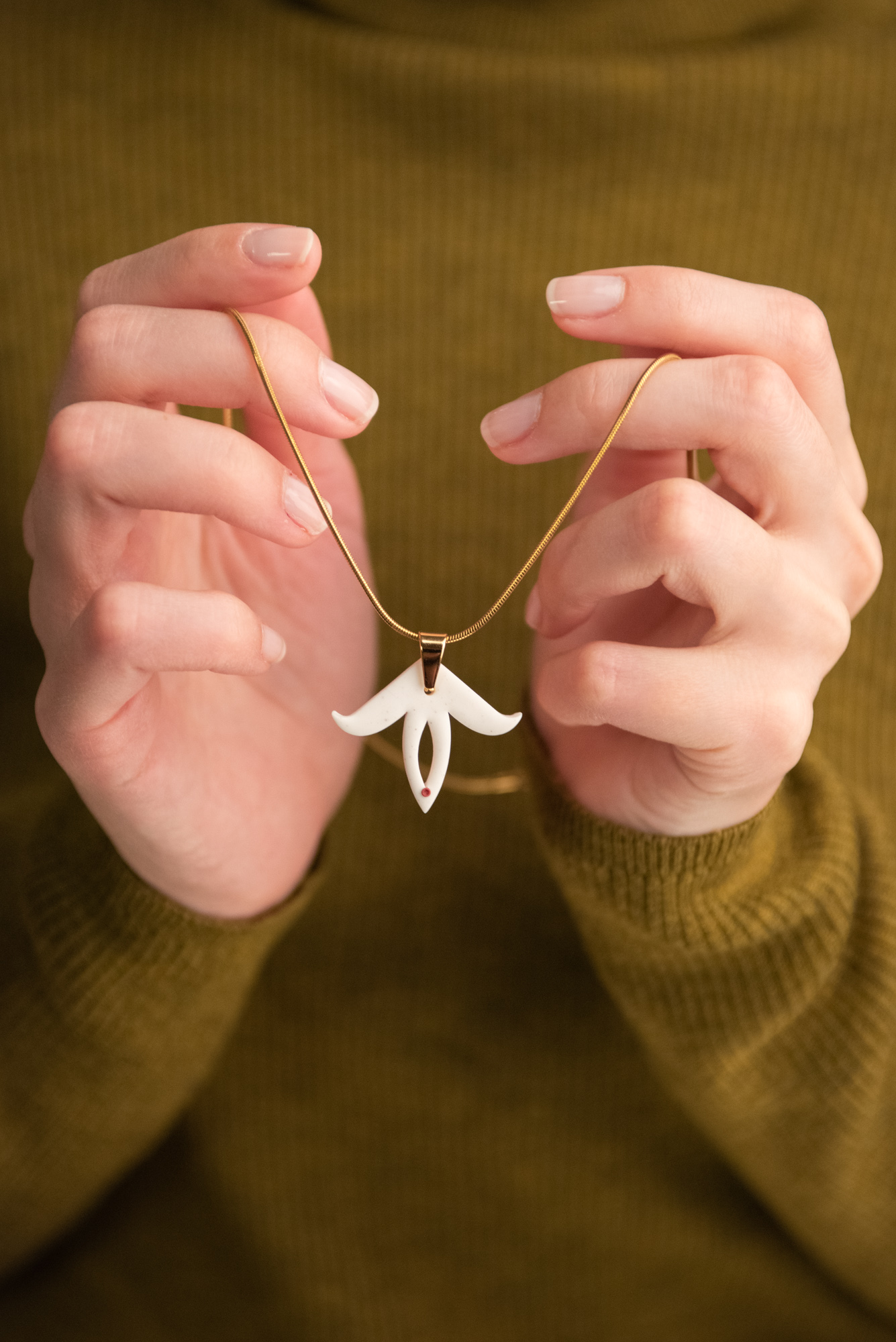 Handmade Jewelry Maleni Atelier White winter necklace with clove gold color
