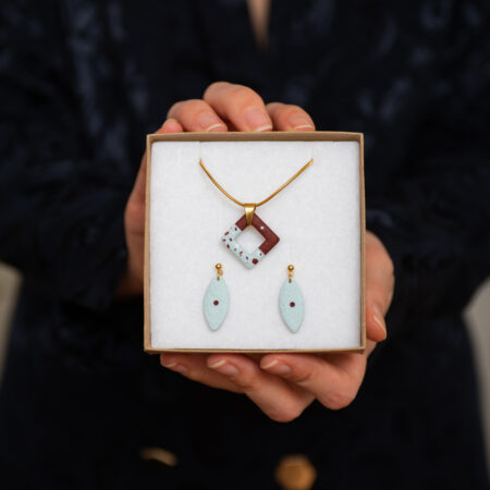 Handmade Jewelry Maleni Atelier Set maroon square terrazzo necklace with cinnamon and clove and light blue leaf earrings with cinnamon